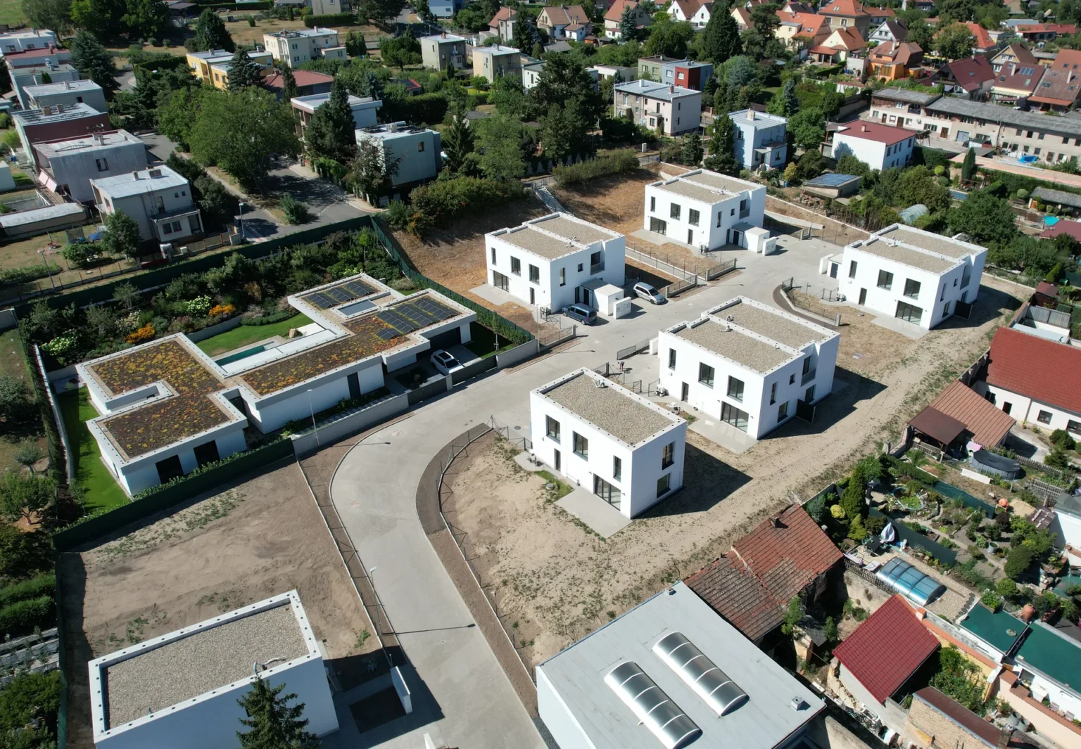 Letecký pohled na projekt Bydlení ve Dvoře, skutečný stav