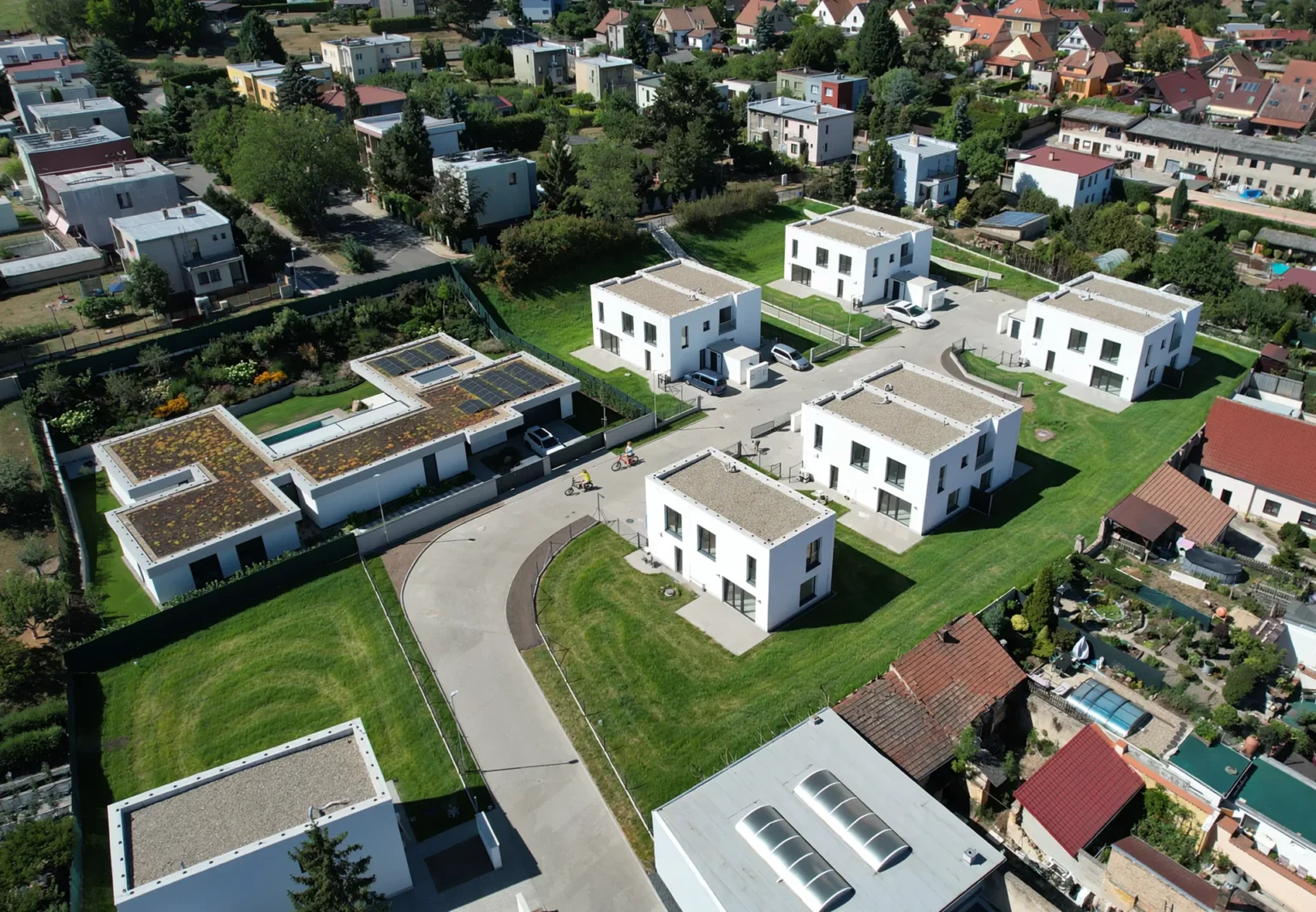 Letecký pohled na projekt Bydlení ve Dvoře, vizualizace po založení zahrad