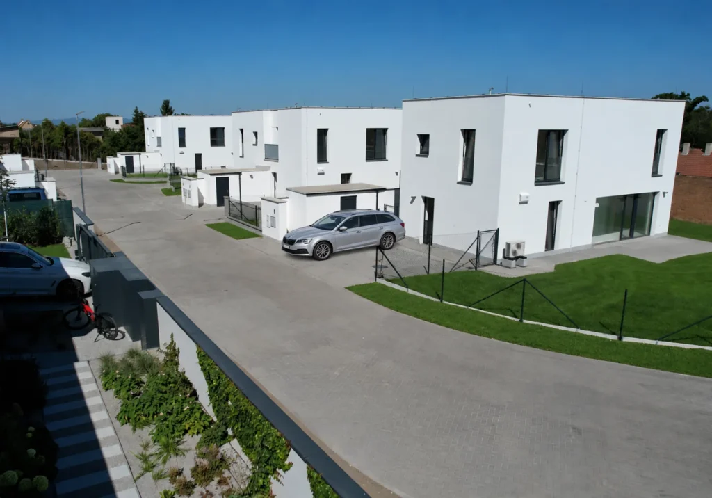Pohled na domy od příjezdu, vizualizace po založení zahrad