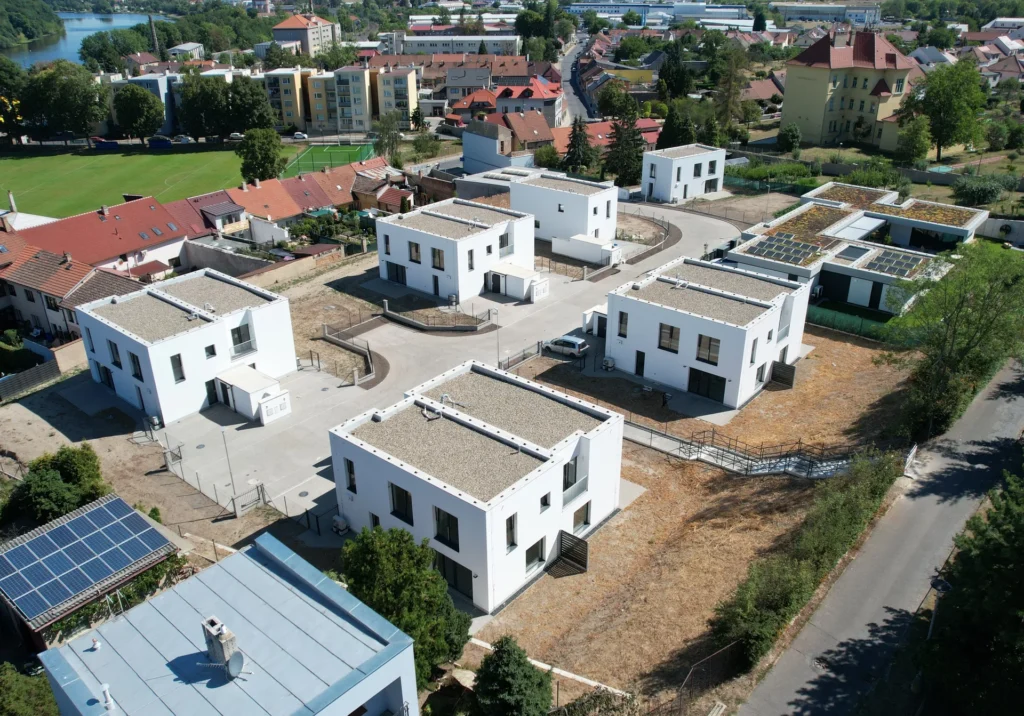 Letecký pohled na domy projektu Bydlení ve Dvoře, skutečný stav