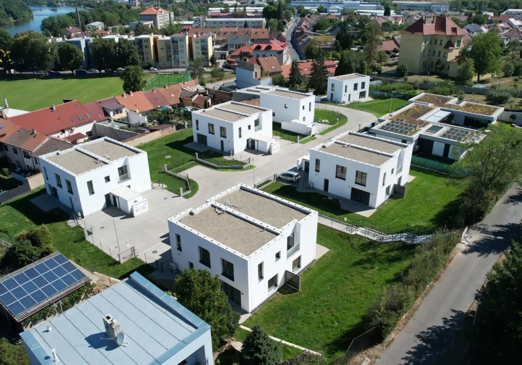 Letecký pohled na domy projektu Bydlení ve Dvoře, vizualizace po založení zahrad